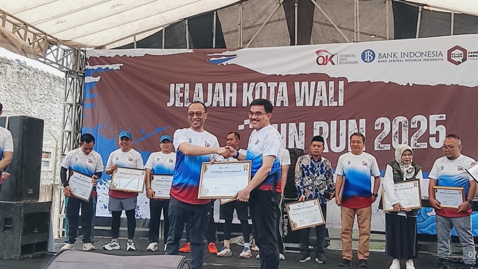 Kepala DKUKMPP Kota Cirebon, Dr. H. Iing Daiman, S.IP., M.Si., Raih Penghargaan Tokoh Penggerak Literasi dan Inklusi Keuangan 2025