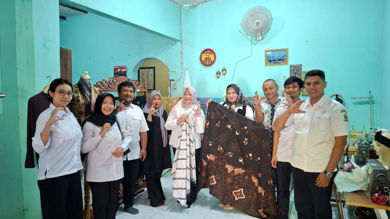 Gali Potensi Investasi, DPMPTSP Dan Kecamatan Lemahwungkuk Kota Cirebon Tinjau Peluang Usaha Batik Dan Kerajinan Di Kelurahan Kasepuhan