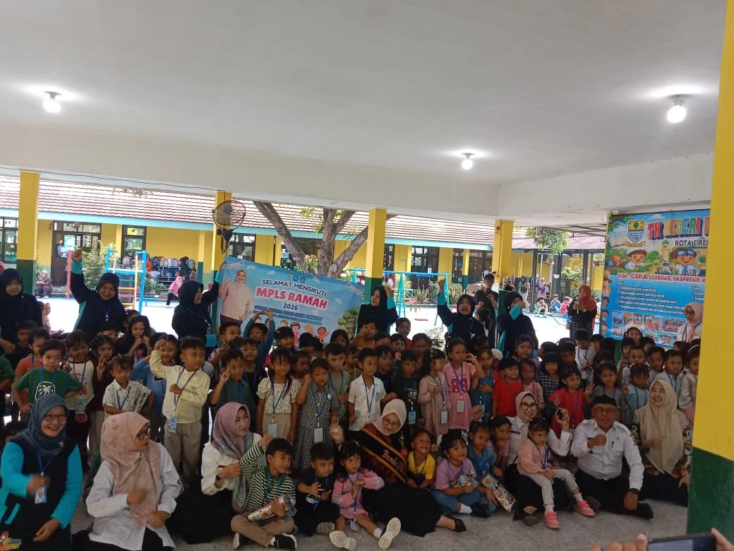 Lurah Larangan dampingi Ketua TPPKK Kota Cirebon dalam monitoring MPLS di TK Pembina