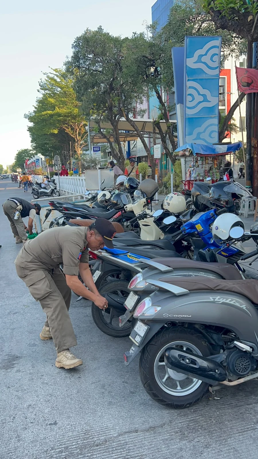 Satpol PP Kota Cirebon Tertibkan Parkir Liar di Jalan Dr. Cipto Mangunkusumo, 17 Pelanggar Dikenai Sanksi Tipiring